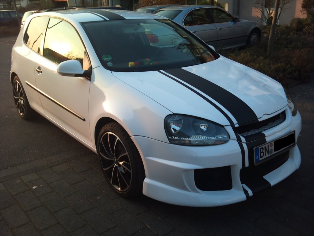 Weißes Auto mit sportlichem Look steht für Autoglas vom Profi – schnelle, saubere und zuverlässige Autoglas-Reparatur bei Steinschlag oder Scheibentausch durch AUGLA Autoglas.