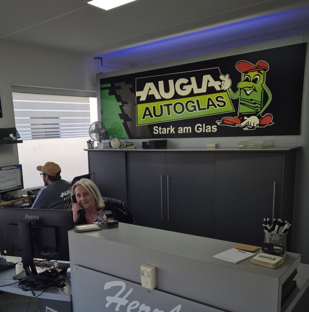 Versicherungsservice bei AUGLA Autoglas: Freundliche Mitarbeiterinnen im Büro übernehmen die komplette Schadenabwicklung mit der Versicherung.