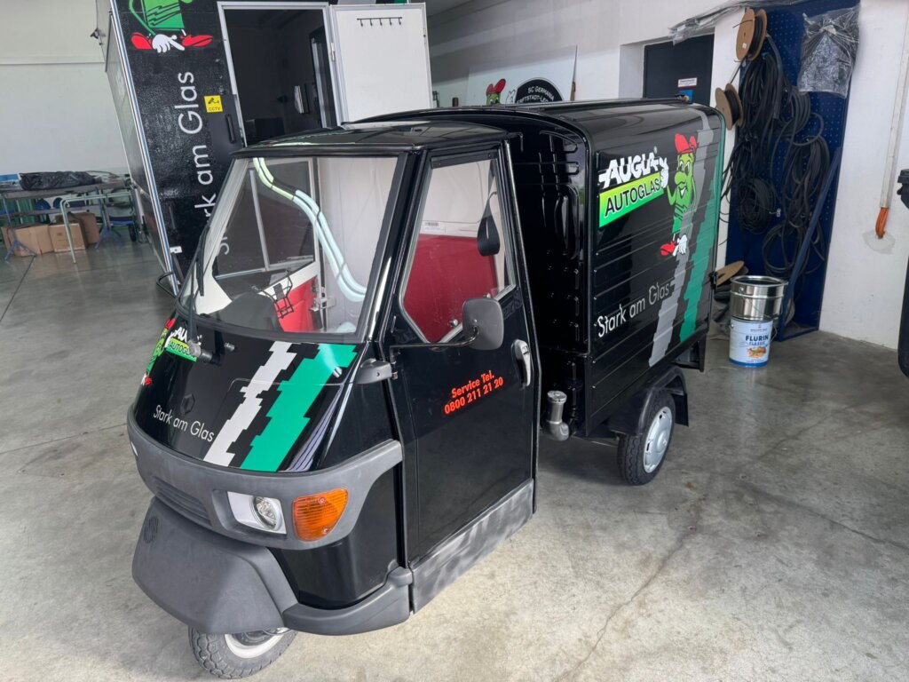 Mobiles Servicefahrzeug von AUGLA Autoglas für Autoglas-Reparaturen vor Ort – wir kommen nach Hause oder an den Arbeitsplatz.
